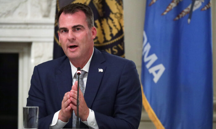 Le gouverneur de l'Oklahoma, Kevin Stitt, s'exprime lors d'une table ronde à la Maison-Blanche à Washington, le 18 juin 2020. (Alex Wong/Getty Images)