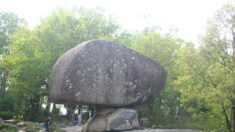 Tarn : un mystérieux et gigantesque rocher de 800 tonnes en équilibre, à seulement 1 h 30 de Toulouse