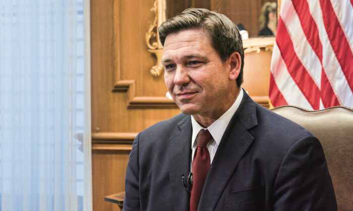 Le gouverneur de la Floride, Ron DeSantis, est vu lors d'une réunion au bureau du gouverneur à Tallahassee, Floride, le 1er avril 2021. (The Epoch Times)
