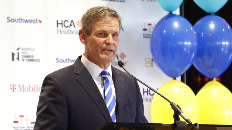 Bill Lee, le gouverneur de l'État de Washington, assiste à l'inauguration du Musée national de la musique afro-américaine à Nashville (Tennessee), le 18 janvier 2021. (Jason Kempin/Getty Images)