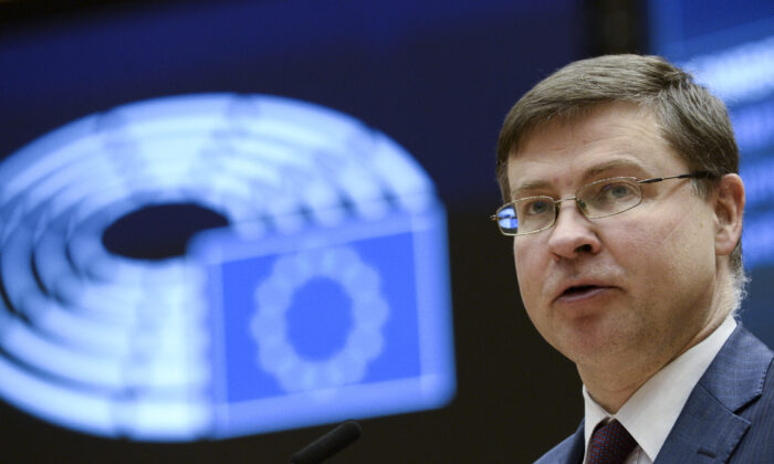 Valdis Dombrovskis, vice-président exécutif et commissaire chargé du commerce de la Commission européenne, prend la parole lors d'une session plénière au Parlement européen à Bruxelles, le 10 mars 2021. (Johanna Geron/POOL/AFP via Getty Images)