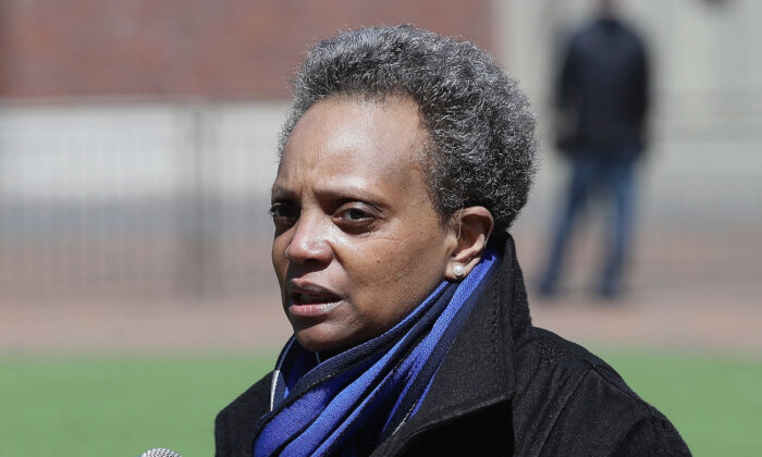 La mairesse de Chicago, Lori Lightfoot, s'exprime lors d'une conférence de presse à l'extérieur du Wrigley Field à Chicago, Illinois, le 16 avril 2020. (Jonathan Daniel/Getty Images)