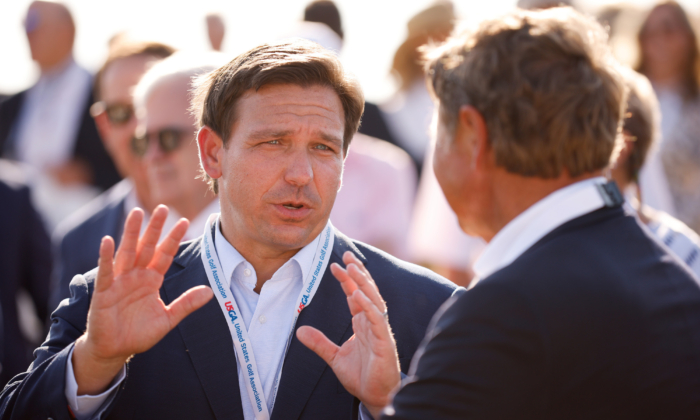  Le gouverneur de la Floride, Ron DeSantis, à Juno Beach, en Floride, le 7 mai 2021. (Cliff Hawkins/Getty Images)