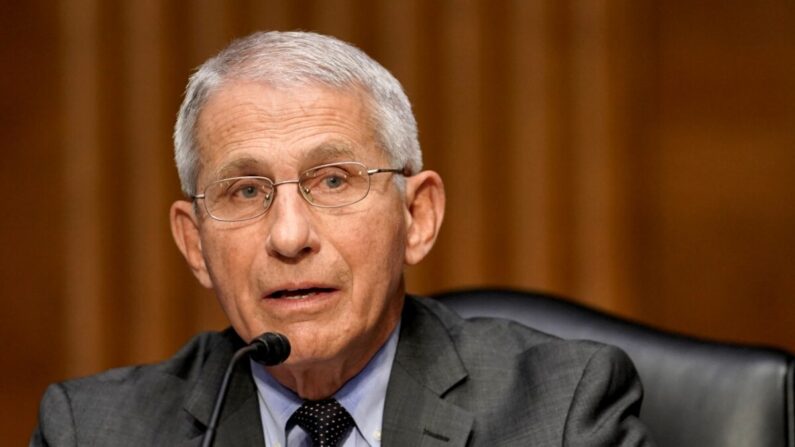 Le Dr Anthony Fauci, directeur de l'Institut américain des allergies et des maladies infectieuses, prend la parole lors d'une audience de la Commission sénatoriale de la santé, de l'éducation, du travail et des pensions pour discuter de la réponse fédérale actuelle au Covid-19 à Washington le 11 mai 2021. (Greg Nash-Pool/Getty Images)