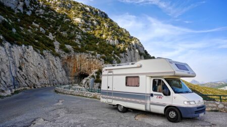 Elle emmène sa mamie de 100 ans faire un long voyage en camping-car à travers l’Europe