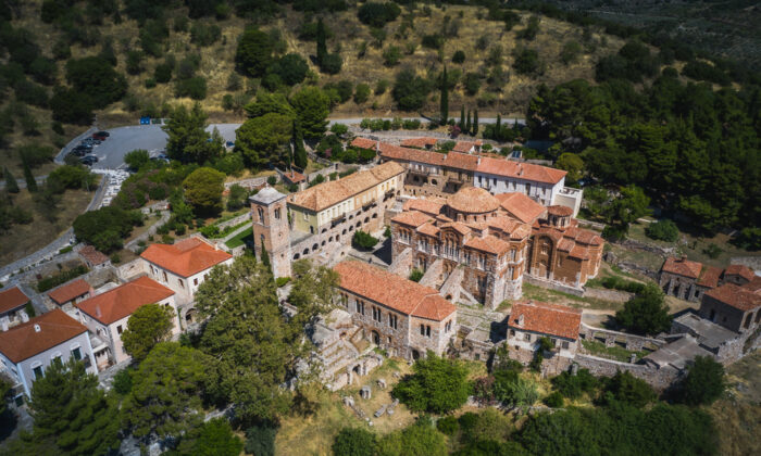 Le monastère historique fortifié de Hosios Loukas, en Grèce, est un chef-d'œuvre de l'art et de l'architecture byzantins moyens. (Marianna Ianovska/Shutterstock)