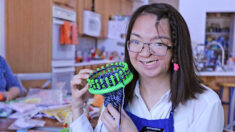 Une femme de 23 ans, née prématurément et handicapée, tricote des bonnets pour aider ceux qui lui ressemblent