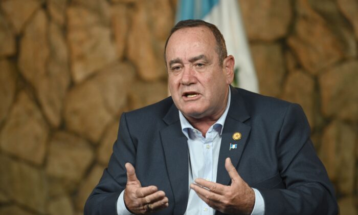 Le président élu de l'époque, Alejandro Giammattei, parle lors d'une interview avec l'AFP à Guatemala City, Guatemala, le 12 août 2019. (Johan Ordonez/AFP via Getty Images)
