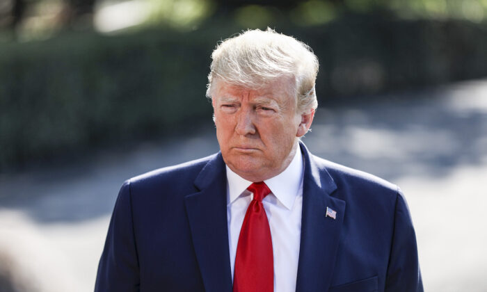 Le président américain de l'époque, Donald Trump, s'adresse aux médias avant de partir sur Marine One en route pour l'Ohio et le Texas, depuis la pelouse sud de la Maison-Blanche à Washington, le 7 août 2019. (Charlotte Cuthbertson/The Epoch Times)