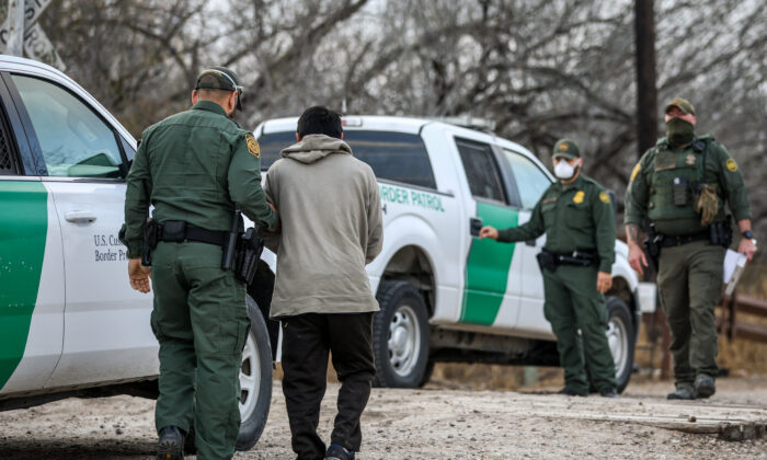 Des agents de la patrouille frontalière appréhendent un immigrant illégal à Penitas, au Texas, le 11 mars. 2021. (Charlotte Cuthbertson/The Epoch Times)