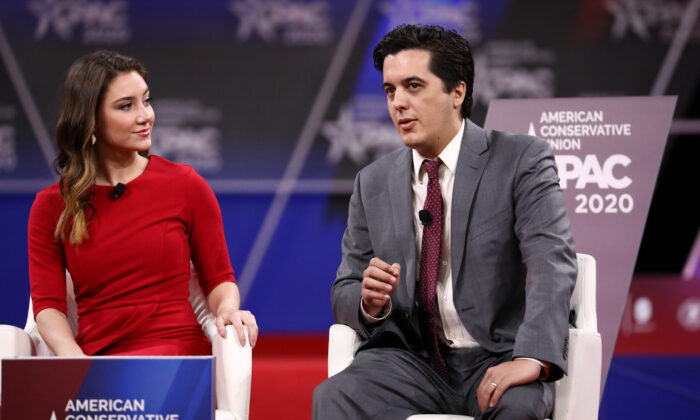 Joshua Philipp, journaliste chevronné à Epoch Times, et Morgan Zegers, de Young Americans Against Socialism, s'expriment lors de la convention CPAC à National Harbor, Maryland, États-Unis, le 28 février 2020. (Samira Bouaou/Epoch Times). 