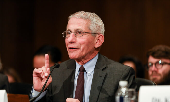 Le directeur de l'Institut américain des allergies et des maladies infectieuses (NIAID), Anthony Fauci, témoigne lors d'une audience du Sénat concernant le coronavirus, à Washington, le 3 mars 2020. (Charlotte Cuthbertson/The Epoch Times)
