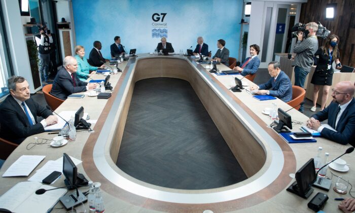 Vue générale des dirigeants du G7 et de leurs invités lors d'une séance de travail pendant le sommet à Carbis Bay, en Cornouailles, au Royaume-Uni, le 12 juin 2021. (Brendan Smialowski/POOL/AFP via Getty Images)