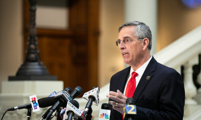 Le secrétaire d'État de Géorgie, Brad Raffensperger, tient une conférence de presse sur l'état du dépouillement des bulletins de vote à Atlanta, en Géorgie, le 6 novembre 2020. (Jessica McGowan/Getty Images)