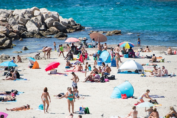 Une plage de Marseille dans les Bouches-du-Rhône.  (Photo :  CLEMENT MAHOUDEAU/AFP via Getty Images)