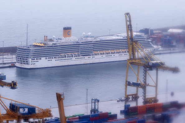 -Le Costa Deliziosa est amarré au port de Barcelone le 20 avril 2020 au milieu d'un verrouillage national. Photo de Pau Barrena / AFP via Getty Images.