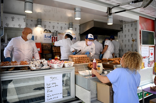 -Un personnel soignant de l'hôpital Necker récupère des repas préparés par le chef français Thierry Marx à Paris le 23 avril 2020. Photo par FRANCK FIFE/AFP via Getty Images.