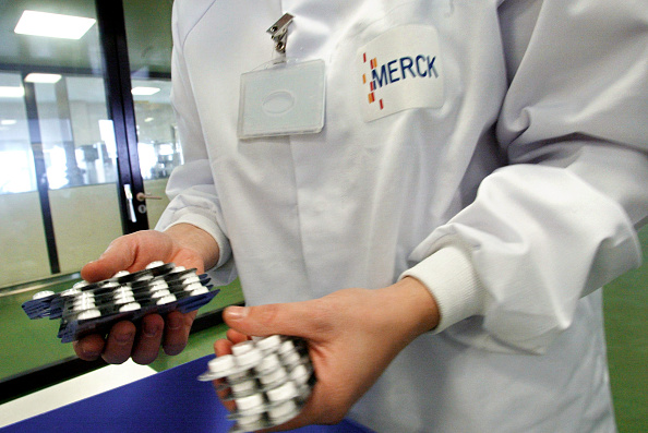 Le Molnupiravir est une seconde chance pour le groupe Merck Sharp and Dohme de trouver sa place face au Covid-19, après avoir renoncé à tous ses projets de vaccins.  (Photo : PHILIPPE MERLE/AFP via Getty Images)