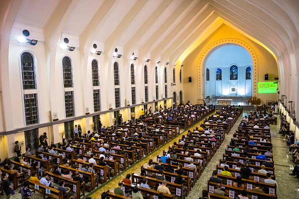 -Des participants assistent à une veillée commémorative de Tiananmen dans une église le 4 juin 2020 à Hong Kong, Chine. Photo de Billy HC Kwok/Getty Images.