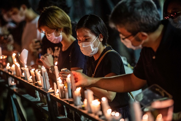 Commémoration à la bougie dans le parc Victoria à Hong Kong, le 4 juin 2020, après que la veillée annuelle qui a traditionnellement lieu dans le parc pour marquer la répression de la place Tiananmen en 1989 ait été interdite.  (Photo : ISAAC LAWRENCE/AFP via Getty Images)