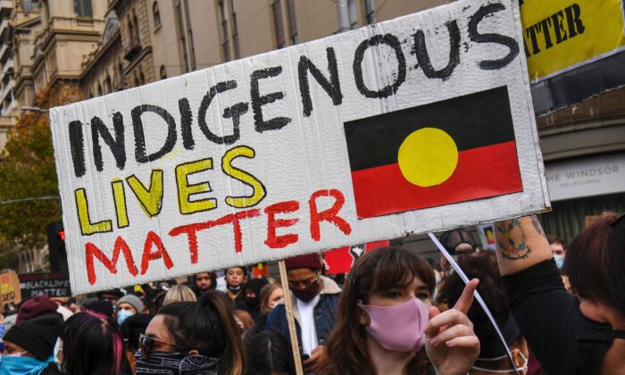 Des manifestants assistent à une manifestation Black Lives Matter pour exprimer leur solidarité avec les manifestants américains à Melbourne, le 6 juin 2020 (William West/AFP via Getty Images).
