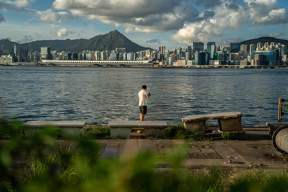 -Une promenade devant l’horizon de Hong Kong le 16 juillet 2020. Le président américain Donald Trump a ordonné une législation qui sanctionnerait les responsables chinois coupables de la loi sur la sécurité nationale. Photo par Anthony Kwan/Getty Images.