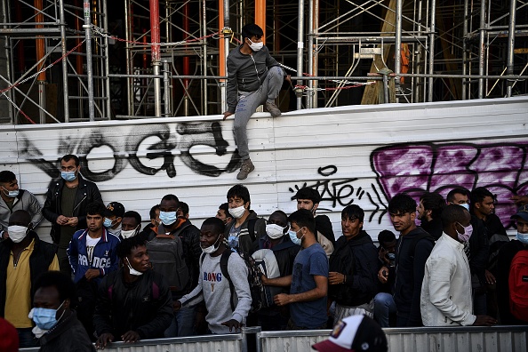 Des migrants le long du Canal Saint-Denis à Aubervilliers en juillet 2020.  (Photo :  CHRISTOPHE ARCHAMBAULT/AFP via Getty Images)