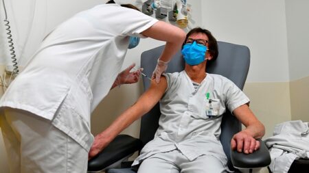 Covid-19 : vaccination obligatoire en septembre si moins de 80% des soignants n’ont pas reçu une première dose