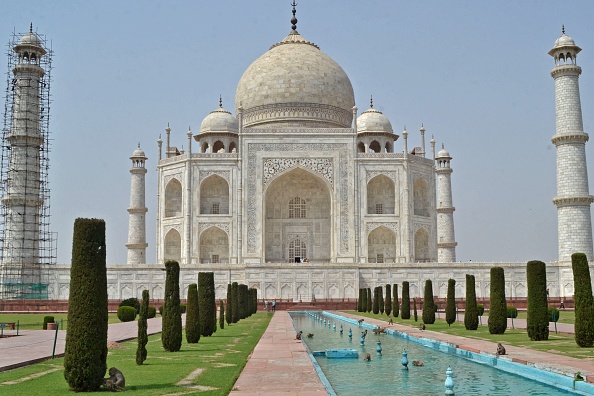 Edifié au XVIIe siècle dans le nord de l'Inde, à Agra, ce mausolée de marbre blanc est le monument le plus visité du pays avec sept millions de visiteurs annuels. (Photo : PAWAN SHARMA/AFP via Getty Images)