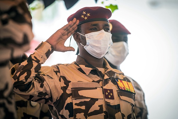 Mahamat Idriss Deby rend hommage près du cercueil lors des funérailles nationales de son père, le président tchadien Idriss Deby à N'Djamena, le 23 avril 2021. Photo de Christophe PETIT TESSON / POOL / AFP via Getty Images.