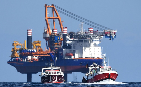 Le gigantesque navire-plateforme appelé Aeolus doit installer 62 éoliennes de plus de 200 mètres de haut dans la baie de Saint-Brieuc. (Photo : FRED TANNEAU/AFP via Getty Images)