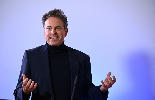 Ingmar Hoerr, fondateur de la société biopharmaceutique allemande CureVac AG, prononce un discours lors d'une cérémonie de remise de prix sur le campus de l'hôpital universitaire à Essen, le 7 mai 2021. (Photo : INA FASSBENDER/AFP via Getty Images)