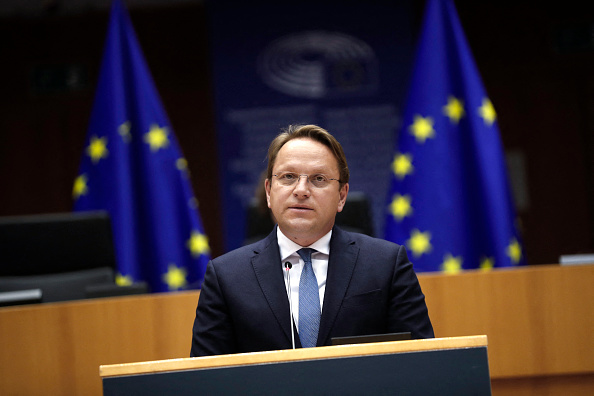 Le commissaire européen chargé de la politique de voisinage et de l'élargissement, Oliver Varhelyi. (Photo : FRANCISCO SECO/POOL/AFP via Getty Images)