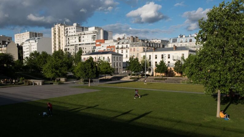 Le jardin d'Éole, à Paris, le 19 mai 2021, envahi par des consommateurs de drogues. (Crédit photoJOEL SAGET/AFP via Getty Images)