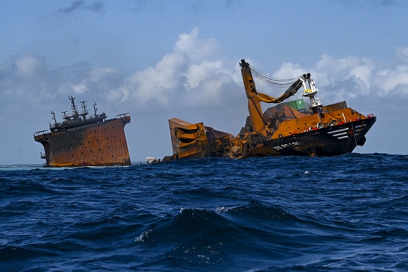 -Le porte-conteneurs immatriculé à Singapour MV X-Press Pearl est en train de couler Colombo le 2 juin 2021. Photo par ISHARA S. KODIKARA / AFP via Getty Images.