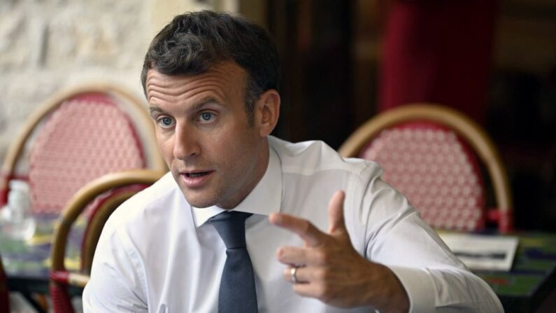 Le président français Emmanuel Macron dans un café lors d'une visite à Saint-Cirq-Lapopie, près de Cahors, dans le sud-ouest de la France, le 2 juin 2021. (LIONEL BONAVENTURE/POOL/AFP via Getty Images)