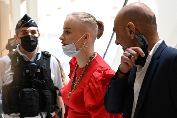 Mila et son avocat Richard Malka (à droite) à l'audience d'ouverture du procès de l'"affaire Mila", le 3 juin 2021 au palais de justice de Paris. (BERTRAND GUAY/AFP via Getty Images)