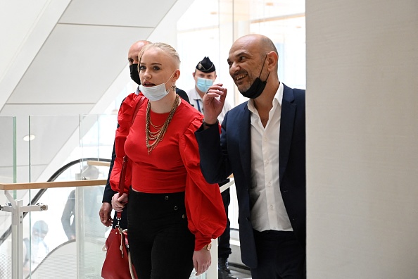 Mila, placée sous protection policière, arrive avec son avocat Richard Malka à l'audience d'ouverture du procès de l'« affaire Mila », le 3 juin 2021 au palais de justice de Paris. (Photo :  BERTRAND GUAY/AFP via Getty Images)