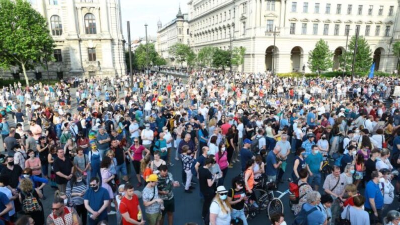 Des manifestants prennent part à une manifestation contre le projet de construction d'une université chinoise à Budapest, en Hongrie, le 5 juin 2021. (FERENC ISZA/AFP via Getty Images)
