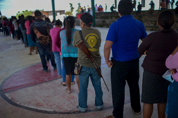 Les gens font la queue pour voter dans un bureau de vote, dans l'État de Guerrero, au Mexique, le 6 juin 2021. Photo PEDRO PARDO/AFP via Getty Images.