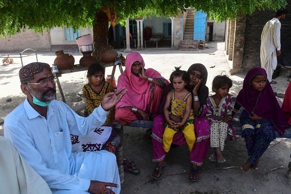 -L’enseignant Ali Nawaz a aidé aux efforts de sauvetage de la collision du train, avec sa famille, une tentative effrénée pour aider les passagers de l'épave. Photo par Asif HASSAN / AFP via Getty Images.