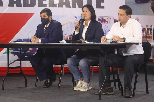 - La candidate présidentielle Keiko Fujimori prend la parole lors d'une conférence de presse alors que les votes continuent d'être comptés après un second tour serré de l'élection présidentielle le 9 juin 2021 à Lima, Pérou. Photo Leonardo Fernandez/Getty Images.