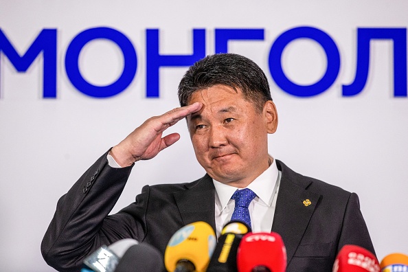 -Le président nouvellement élu de la Mongolie, Khurelsukh Ukhnaa, prononce un discours à Oulan-Bator. Photo de Byambasuren BYAMBA-OCHIR / AFP Getty Images.