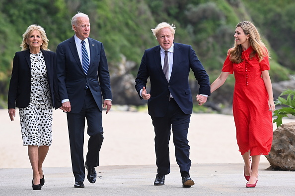 -Le Premier ministre britannique Boris Johnson, son épouse Carrie Johnson et le président américain Joe Biden avec la Première Dame Jill Biden marchent devant l'hôtel Carbis Bay, le 10 juin 2021. Photo de Toby Melville - WPA Pool/Getty Images.