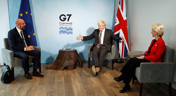 -Le Premier ministre britannique Boris Johnson accueille les représentants Européens lors du sommet du G7 à Carbis Bay, Cornwall, le 12 juin 2021. Photo de PETER NICHOLLS/POOL/AFP via Getty Images.