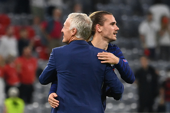 L'entraîneur français Didier Deschamps salue l'attaquant français Antoine Griezmann après sa victoire lors du match de football entre la France et l'Allemagne le 15 juin 2021. Photo de FRANCK FIFE / POOL / AFP via Getty Images.