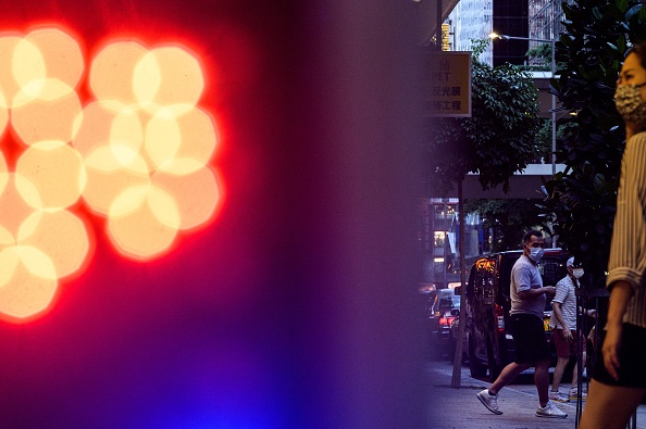 -Le quartier populaire des divertissements de Wanchai à Hong Kong. Une boisson enrichie, une bouffée de poussière, des souvenirs manquants et un compte bancaire vide, le 9 juin 2021. Photo par ANTHONY WALLACE/AFP via Getty Images.