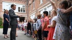 «Ça va la claque que tu t’es prise ?» : un enfant interpelle le président lors d’un déplacement dans une école