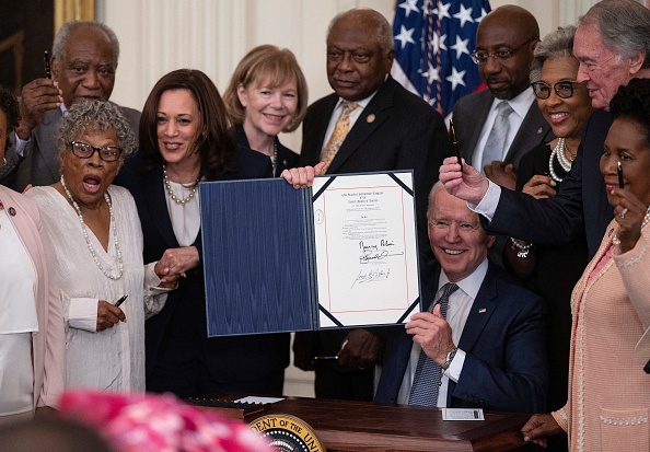 -Le président américain Joe Biden tient la loi signée Juneteenth National Independence Day, dans la salle est de la Maison Blanche, le 17 juin 2021, à Washington. Photo de Jim WATSON / AFP via Getty Images.