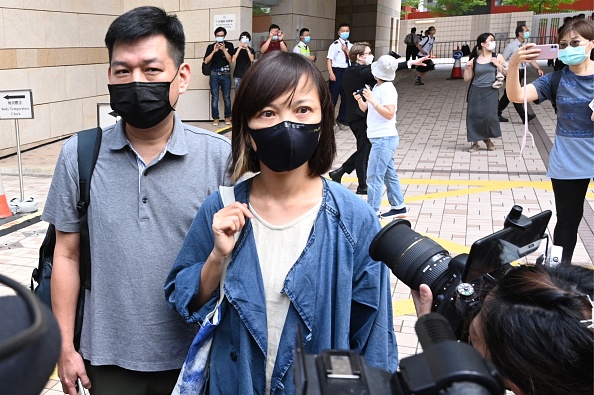 -Le rédacteur en chef adjoint d'Apple Daily, Chan Pui-man, s'adresse aux médias alors qu'elle quitte le tribunal à Hong Kong le 19 juin, 2021. Photo by Peter PARKS / AFP via Getty Images.